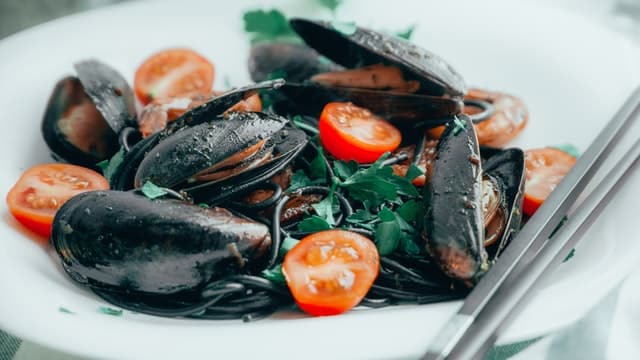 what to serve with mussels