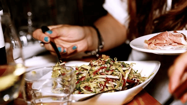 Read more about the article How to Choose A Restaurant Where You Feel Comfortable Eating