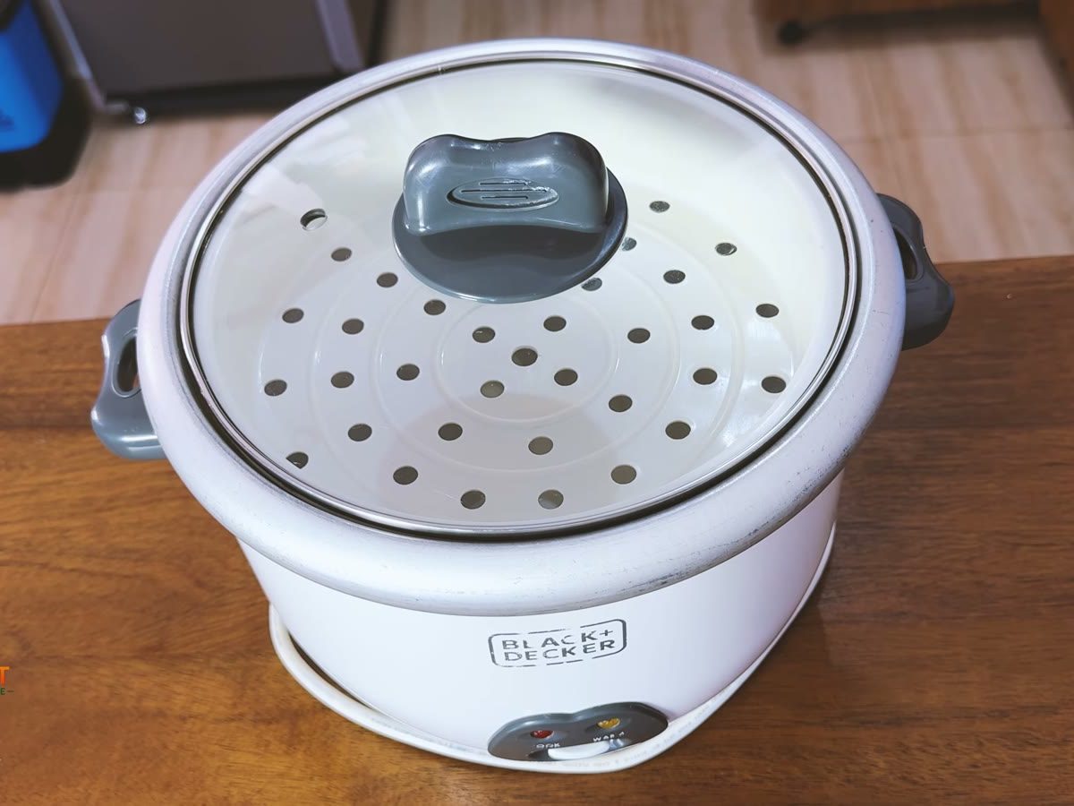 BLACK+DECKER RC1850-B5 1.8 L rice cooker with the glass lid and steam tray on a kitchen counter