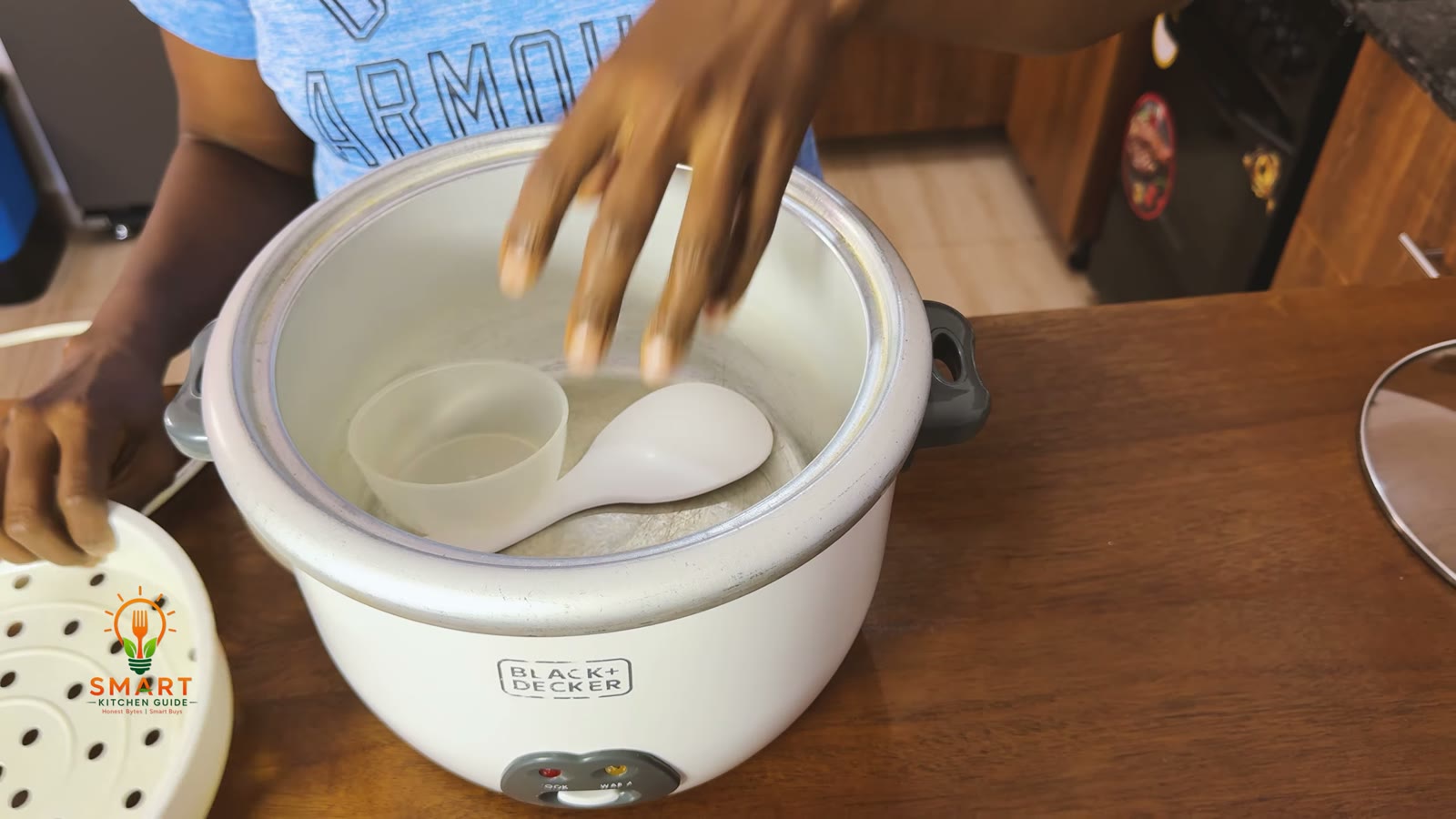 Water level lines inside the BLACK+DECKER RC1850 pot marked in cups (2 to 10) and litres (0.6 to 1.8)