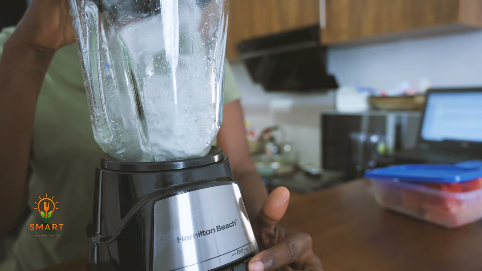 Crushed ice in the glass jar of the Hamilton Beach Power Elite 58148A