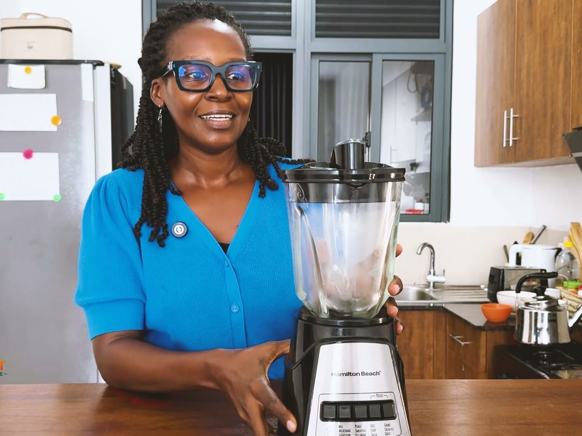 Jackie from The Smart Kitchen Guide with her Hamilton Beach Power Elite 58148A blender and 40 oz glass jar