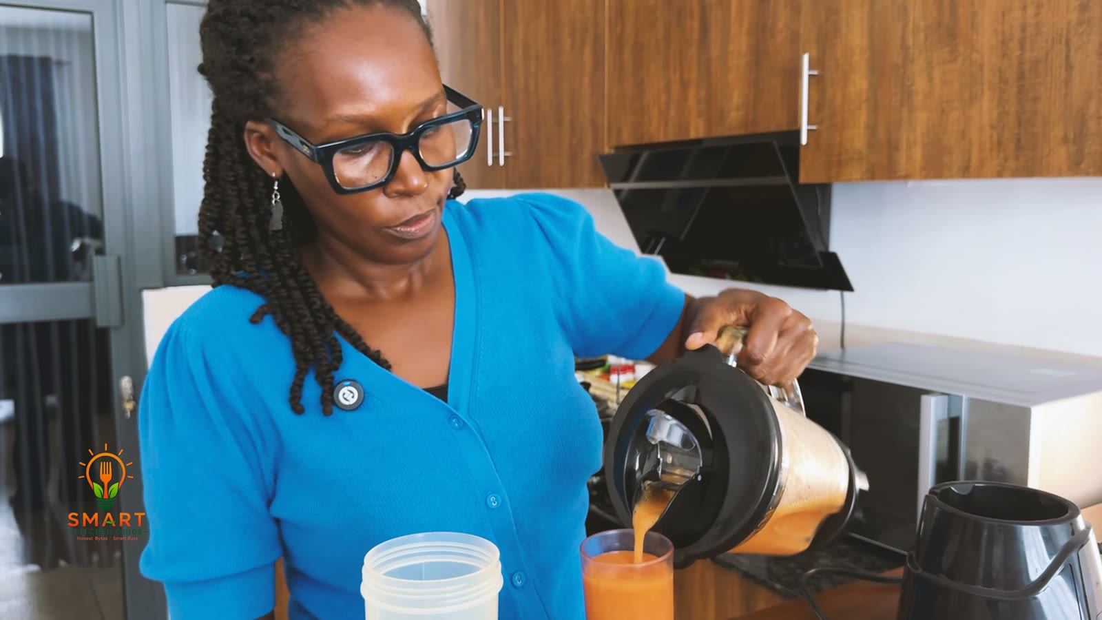 Jackie pouring a smoothie from the Hamilton Beach 58148A glass jar into a bottle