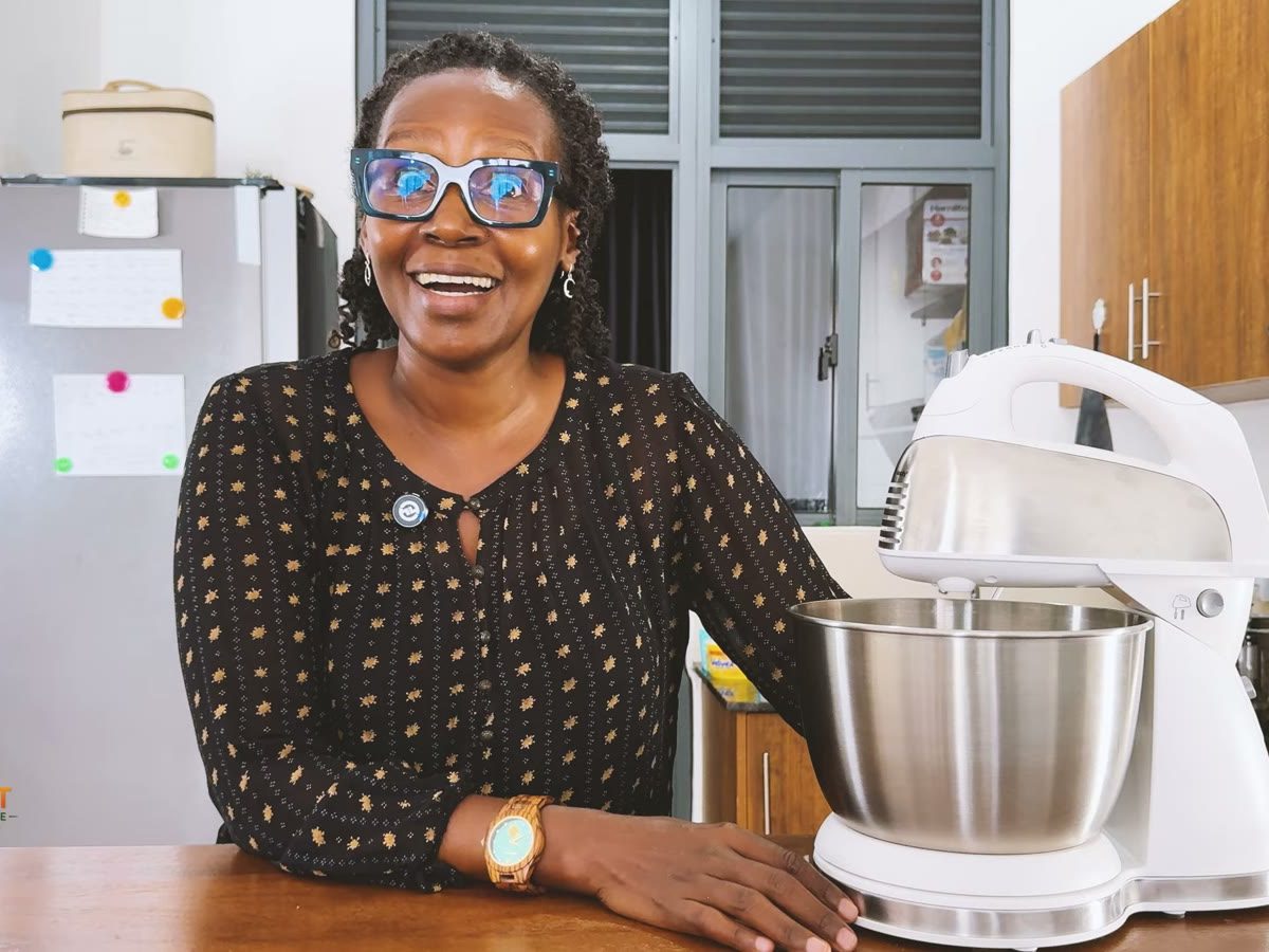 Jackie from The Smart Kitchen Guide with the Hamilton Beach Classic Stand and Hand Mixer 64655 and its 4-quart stainless steel bowl