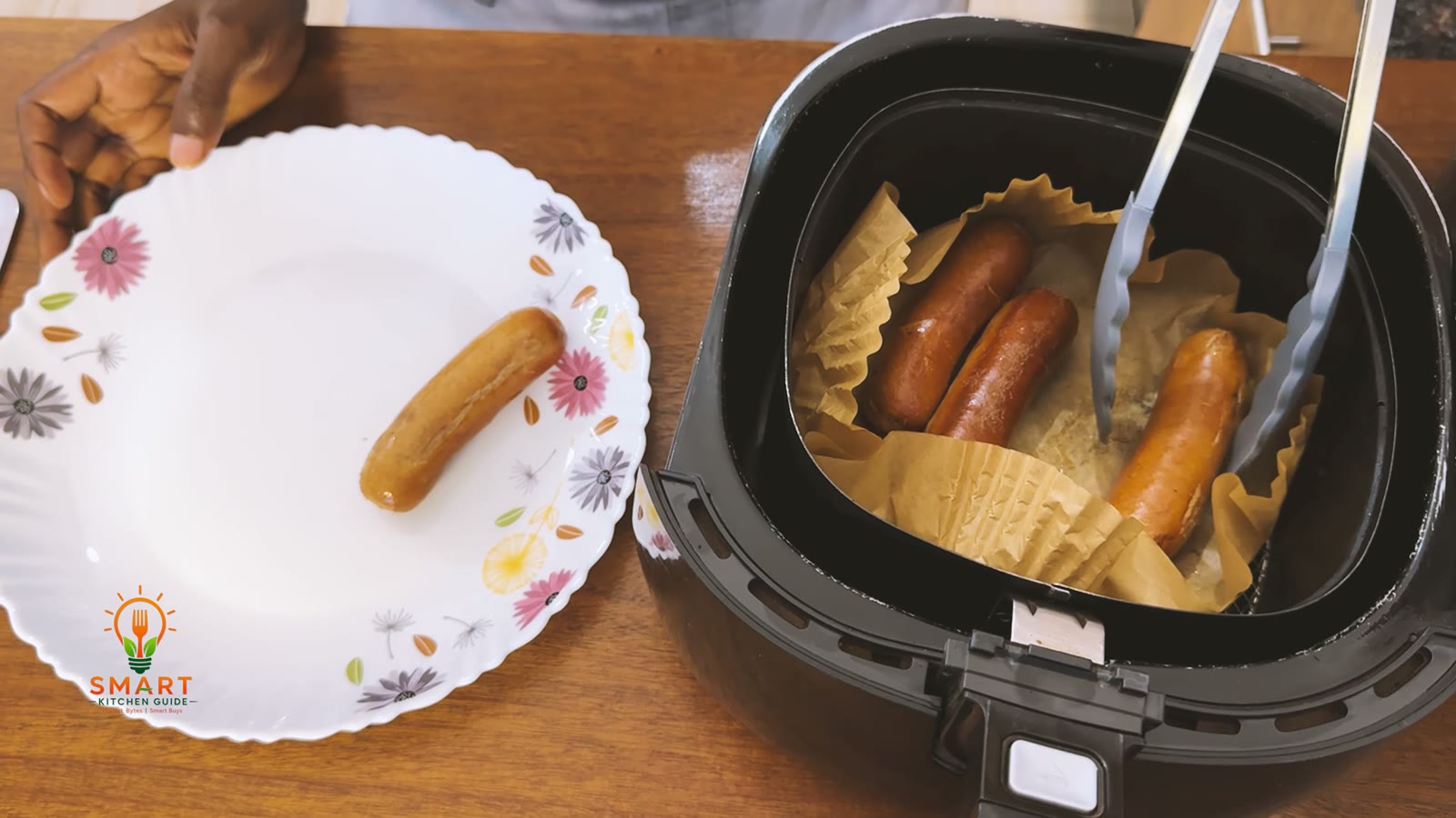 Sausages cooked in the Philips Airfryer HD9220 being lifted from the pan onto a plate